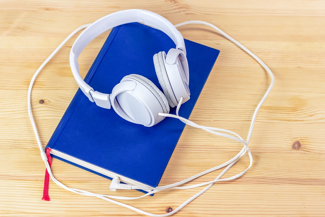 Perbedaan Buku Fisik dan Audiobook: Mana yang Lebih Efektif untuk Meningkatkan Pemahaman?