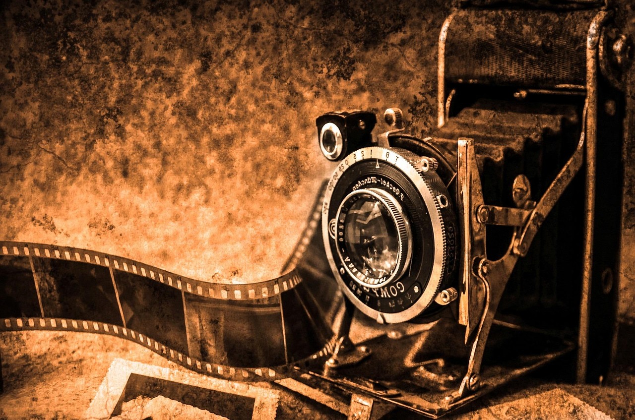 Film vs Buku: Mana yang Lebih Baik untuk Belajar dan Menikmati Cerita?
