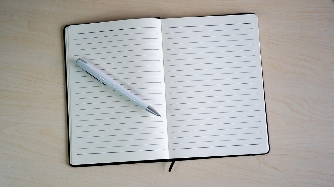 Pulpen dan buku catatan untuk menulis catatan bacaan