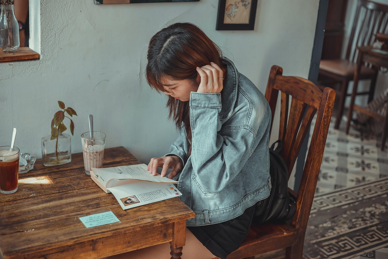 Perbandingan Membaca Buku Analog dan Aplikasi Buku Digital: Mana yang Lebih Membantu Fokus?