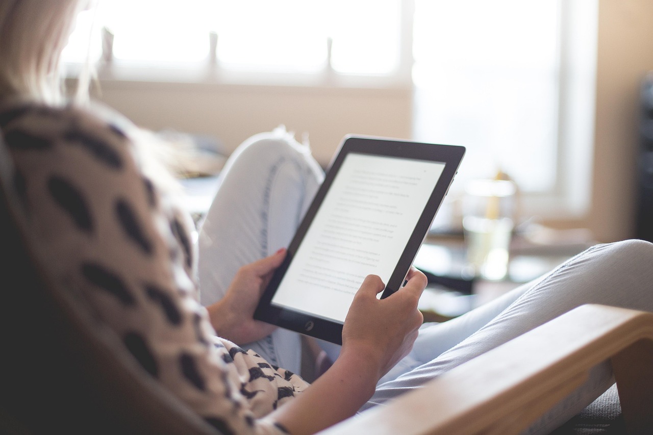 Perbedaan Buku Fisik dan E-book: Mana yang Lebih Cocok untukmu?